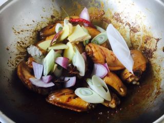 10、鸡翅焖土豆,放入佐料