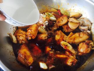 15、鸡翅焖土豆,倒入一小碗的米酒