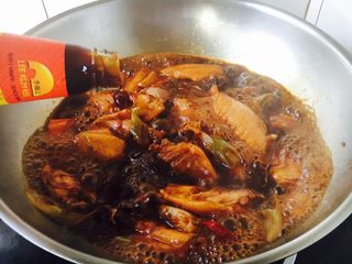 17、鸡翅焖土豆,倒入1勺蚝油，翻炒均匀。