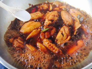 18、鸡翅焖土豆,放入少许盐调味。