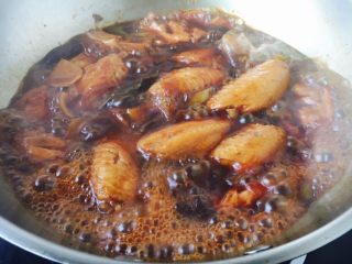 19、鸡翅焖土豆,大火收汁，留二分之一的汁即可。