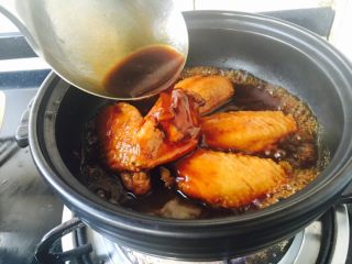 21、鸡翅焖土豆,取一款耐高温砂锅，放入鸡翅和汤汁，大火煮开。