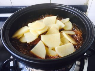 22、鸡翅焖土豆,放入土豆片，焖约5分钟左右。