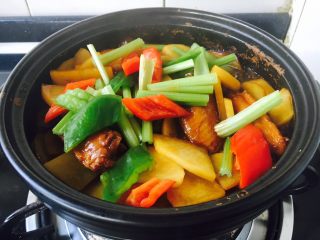 23、鸡翅焖土豆,放入配菜（配菜可随意）