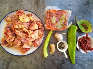 1、麻辣鸡公煲,首先准备好食材，本地大公鸡约10斤左右，提前处理干净