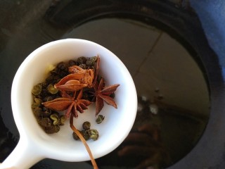 5、麻辣鸡公煲,锅里入油放入花椒和八角爆香