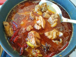 11、麻辣鸡公煲,转入砂锅中加入适量开水和啤酒