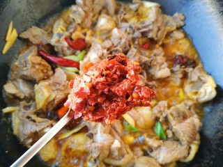 9、麻辣鸡公煲,放入豆瓣酱翻炒均匀