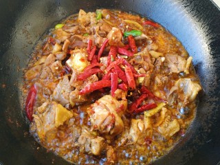 10、麻辣鸡公煲,再放入树椒段