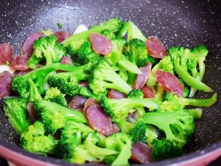 10、西兰花炒腊肠,翻炒均匀即可