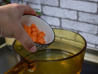 7、#咸味#凉拌芹菜花生米,胡萝卜煮两分钟