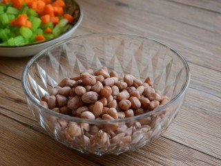 8、#咸味#凉拌芹菜花生米,花生捞出,沥水