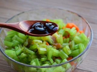 11、#咸味#凉拌芹菜花生米,蚝油