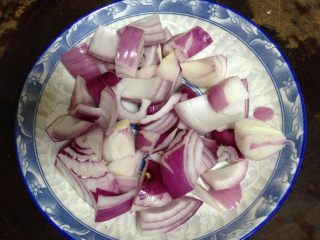 3、快手咖喱土豆炖牛肉,洋葱切小块