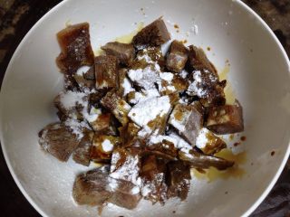 5、快手咖喱土豆炖牛肉,加少许淀粉、生抽颠匀备用