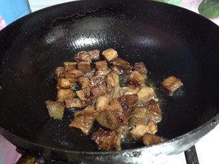 9、快手咖喱土豆炖牛肉,原锅倒入牛肉煎至表面金黄捞出备用