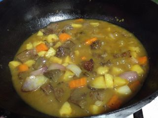 14、快手咖喱土豆炖牛肉,煮至咖喱块融化