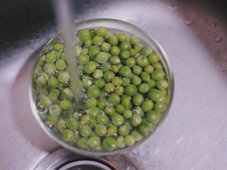 5、清甜可口的菠萝饭~,然后开始处理其他食材,豌豆洗干净沥干多余水分后装在盘子里