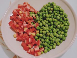 6、清甜可口的菠萝饭~,胡萝卜把外皮刮掉都切丁,放在盘子里