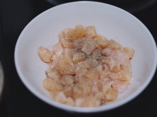 8、清甜可口的菠萝饭~,鸡胸肉切丁,放一点黑胡椒腌制