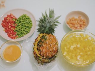 9、清甜可口的菠萝饭~,食材准备完毕~接下来就开炒吧