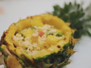 15、清甜可口的菠萝饭~,再装适量的菠萝饭在菠萝壳里面,超好看的,直接当碗用了,哈哈 还可以少洗一个碗~