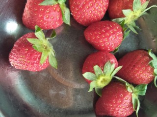 13、双皮奶(懒人版),草莓洗干净切片。