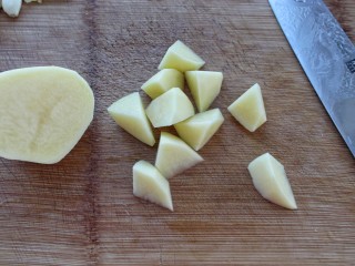 2、土豆烧茄子,土豆去皮切滚刀块