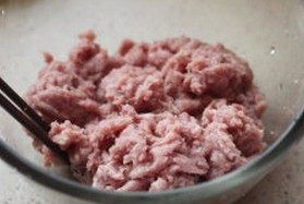 2、灌汤小笼包,将剁好的肉糜放入盆中，倒入料酒拌匀，静置片刻