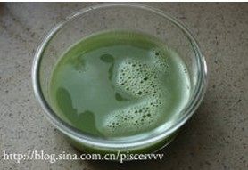 3、灌汤小笼包,葱洗净切段，生姜去皮切片，放入料理机加180g水，搅打，过滤后得到葱姜汁