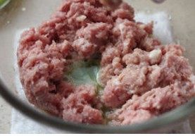 4、灌汤小笼包,分次倒入葱姜汁，搅打上劲