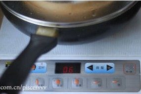 9、灌汤小笼包,锅内加水煮开，将包好的包子放入，蒸煮6分钟即可