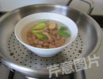 1、自制XO酱,干贝洗净,加入1小勺料酒和几片葱姜,再加入适量清水(没过干贝),入蒸锅大火蒸30分钟,放凉备用