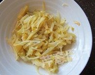 4、自制XO酱,榨菜切成丝,入凉水中浸泡15分钟,中间可换水1、2次,取出部分咸味,捞出挤干水分备用