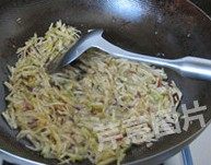 7、自制XO酱,下入榨菜丝,中火炸干,捞出榨菜丝,锅中留油