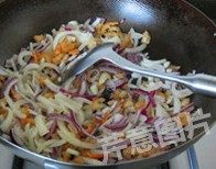 9、自制XO酱,下入洋葱丝,转小火,慢慢煸炒至洋葱金黄酥脆,大约20到30分钟,火一定要小,不然洋葱会炒糊