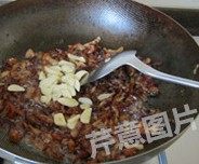 10、自制XO酱,将洋葱拨到锅底四周,中间油中下入蒜片,炒出香味儿