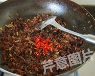 15、自制XO酱,最后加入小米椒,煸炒均匀,关火