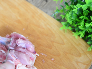 1、川菜"辣子鸡丁"学会了技巧,又香又下饭,鸡汤去骨,切丁备用