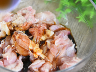 2、川菜"辣子鸡丁"学会了技巧,又香又下饭,倒入1g盐、1g胡椒粉、10g生抽、10g料酒、5g糖,拌匀