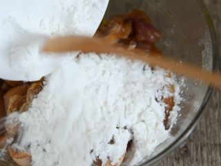 3、川菜"辣子鸡丁"学会了技巧,又香又下饭,腌制10分钟后,倒入30g生粉