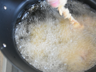 5、川菜"辣子鸡丁"学会了技巧,又香又下饭,油温热至7成熟,转小火,放入鸡丁