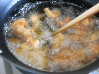 6、川菜"辣子鸡丁"学会了技巧,又香又下饭,用筷子来回拨动,防止粘连