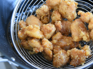 7、川菜"辣子鸡丁"学会了技巧,又香又下饭,煎炸3分钟左右,变金黄后,控油捞出