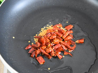 8、川菜"辣子鸡丁"学会了技巧,又香又下饭,油锅倒入2g花椒、30g干辣椒段