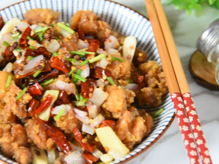 11、川菜"辣子鸡丁"学会了技巧,又香又下饭,翻炒均衡后,关火撒入10g葱段,盛出