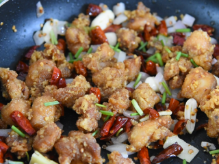 10、川菜"辣子鸡丁"学会了技巧,又香又下饭,再倒入鸡丁,转大火翻炒几下