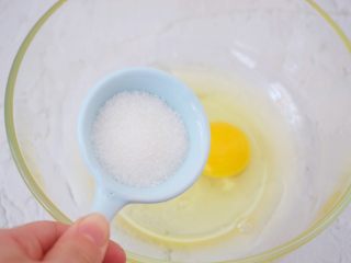 3、无需烤箱的奶香布丁,加入白糖