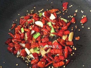11、辣子鸡~香喷喷火辣辣,干辣椒放进去翻炒出辣味