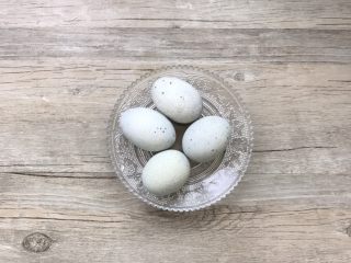 1、凉拌香辣皮蛋,食材准备：皮蛋4个